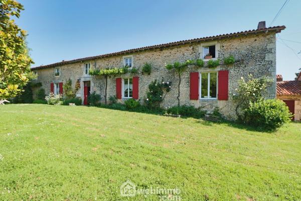 Longère 295 m² à Sommières-du-Clain 86160