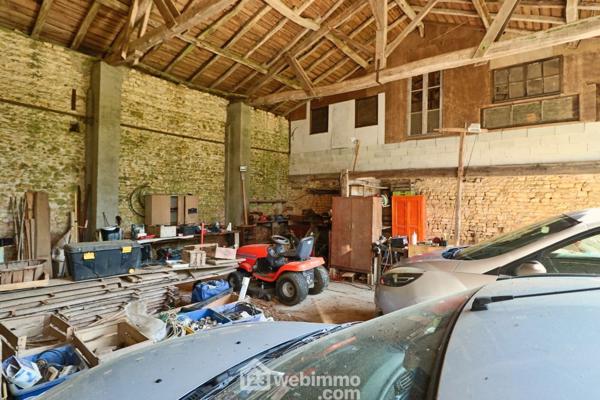 Longère 295 m² à Sommières-du-Clain 86160