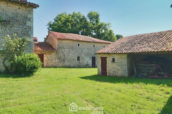 Longère 295 m² à Sommières-du-Clain 86160