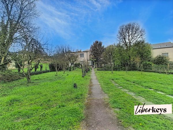 Montreuil-Bellay – Ensemble immobilier avec fort potentiel, vue sur le Thouet, terrain de 1 473 m², maison + maisonnette indépendante + caves troglodytes
