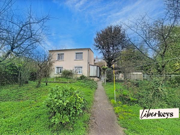 Montreuil-Bellay – Ensemble immobilier avec fort potentiel, vue sur le Thouet, terrain de 1 473 m², maison + maisonnette indépendante + caves troglodytes