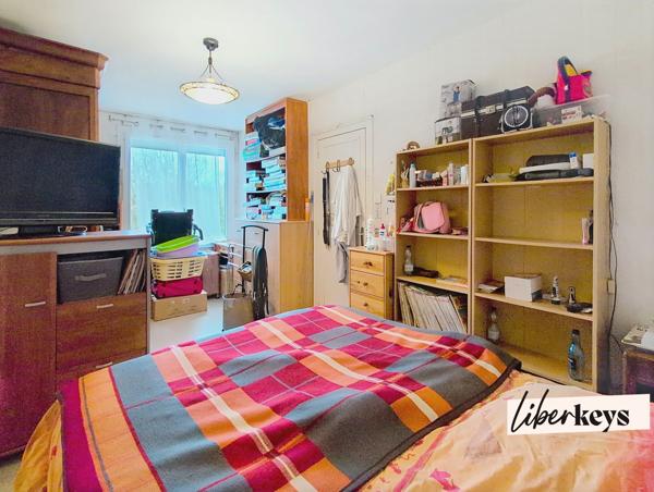 Montreuil-Bellay – Ensemble immobilier avec fort potentiel, vue sur le Thouet, terrain de 1 473 m², maison + maisonnette indépendante + caves troglodytes