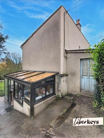 Montreuil-Bellay – Ensemble immobilier avec fort potentiel, vue sur le Thouet, terrain de 1 473 m², maison + maisonnette indépendante + caves troglodytes