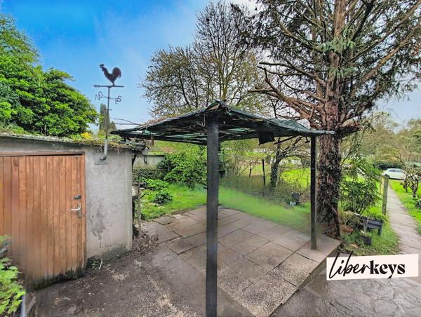 Montreuil-Bellay – Ensemble immobilier avec fort potentiel, vue sur le Thouet, terrain de 1 473 m², maison + maisonnette indépendante + caves troglodytes