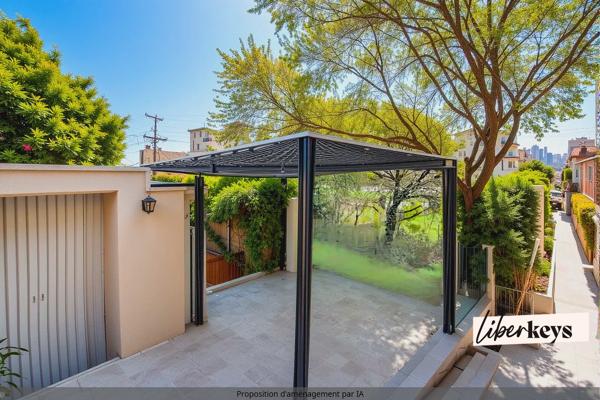 Montreuil-Bellay – Ensemble immobilier avec fort potentiel, vue sur le Thouet, terrain de 1 473 m², maison + maisonnette indépendante + caves troglodytes