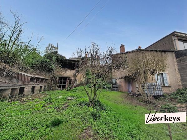 Montreuil-Bellay – Ensemble immobilier avec fort potentiel, vue sur le Thouet, terrain de 1 473 m², maison + maisonnette indépendante + caves troglodytes