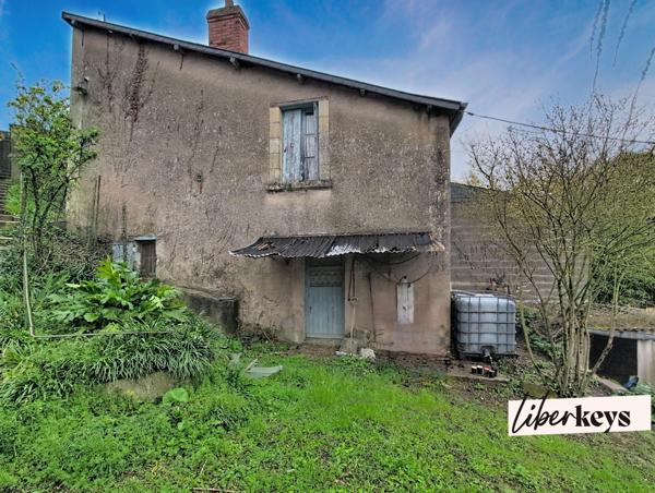 Montreuil-Bellay – Ensemble immobilier avec fort potentiel, vue sur le Thouet, terrain de 1 473 m², maison + maisonnette indépendante + caves troglodytes