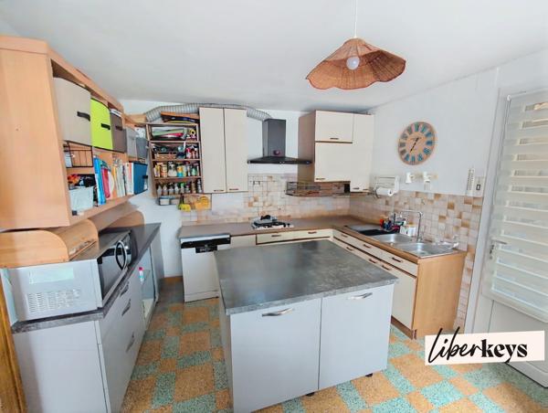 Montreuil-Bellay – Ensemble immobilier avec fort potentiel, vue sur le Thouet, terrain de 1 473 m², maison + maisonnette indépendante + caves troglodytes