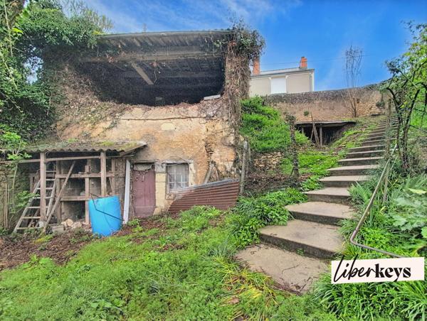 Montreuil-Bellay – Ensemble immobilier avec fort potentiel, vue sur le Thouet, terrain de 1 473 m², maison + maisonnette indépendante + caves troglodytes