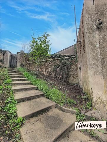 Montreuil-Bellay – Ensemble immobilier avec fort potentiel, vue sur le Thouet, terrain de 1 473 m², maison + maisonnette indépendante + caves troglodytes