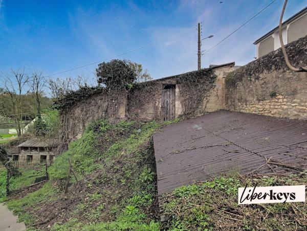 Montreuil-Bellay – Ensemble immobilier avec fort potentiel, vue sur le Thouet, terrain de 1 473 m², maison + maisonnette indépendante + caves troglodytes