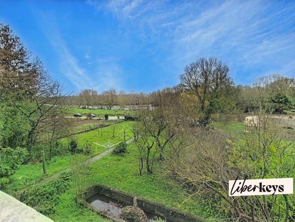 Montreuil-Bellay – Ensemble immobilier avec fort potentiel, vue sur le Thouet, terrain de 1 473 m², maison + maisonnette indépendante + caves troglodytes
