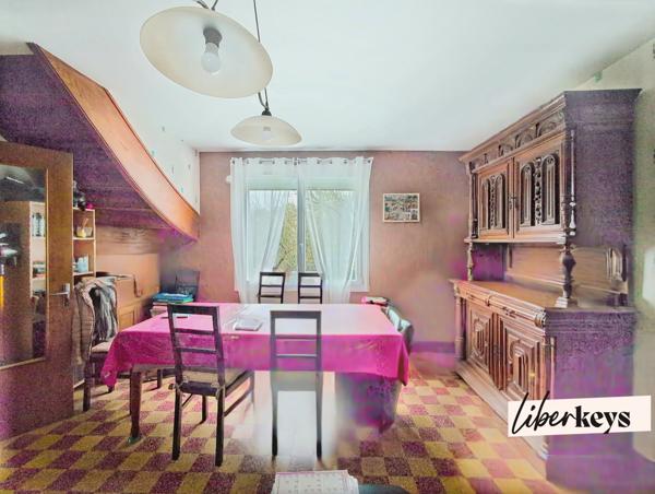 Montreuil-Bellay – Ensemble immobilier avec fort potentiel, vue sur le Thouet, terrain de 1 473 m², maison + maisonnette indépendante + caves troglodytes