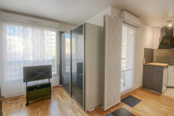 Studio 28 m² + balcon, parking et cave