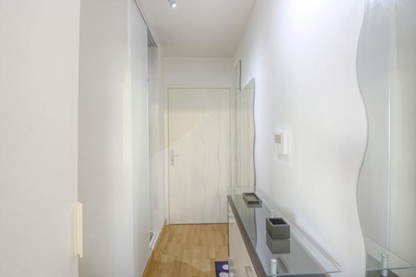 Studio 28 m² + balcon, parking et cave