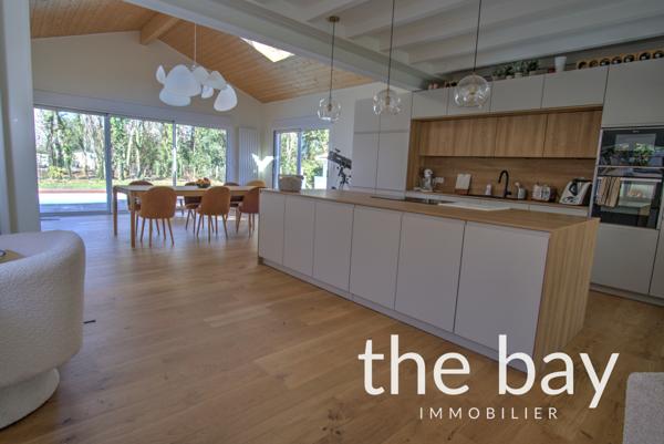 Gujan-Mestras (33470) Gujan-Mestras – Maison de plain-pied aux prestations haut de gamme, avec piscine et grand séjour de 87 m²