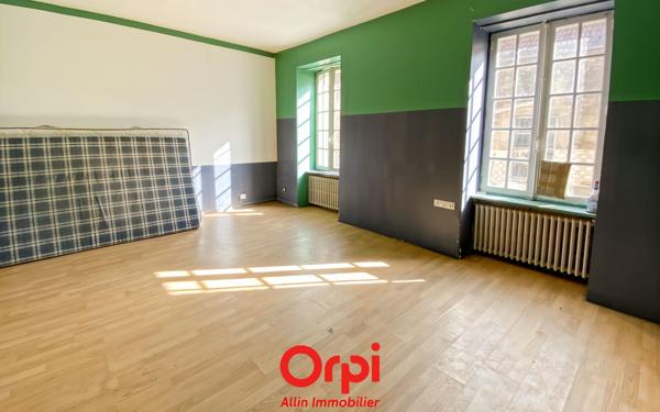 Immeuble à vendre    5 pièces •  Commentry