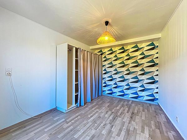 Maison à vendre de 81m2, deux chambres, dépendances et terrain clos de 800m2