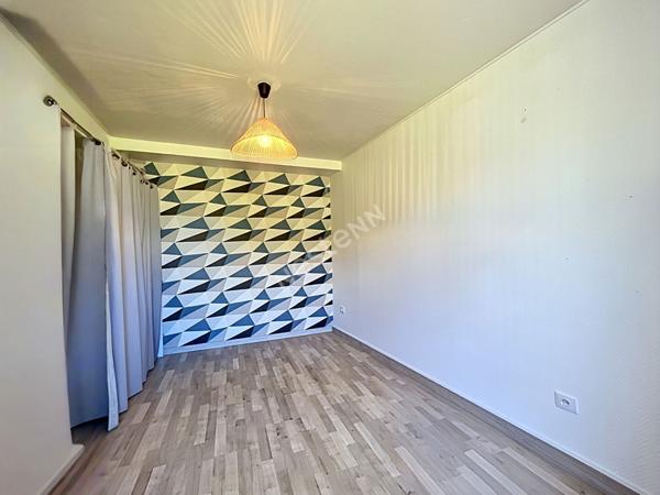 Maison à vendre de 81m2, deux chambres, dépendances et terrain clos de 800m2