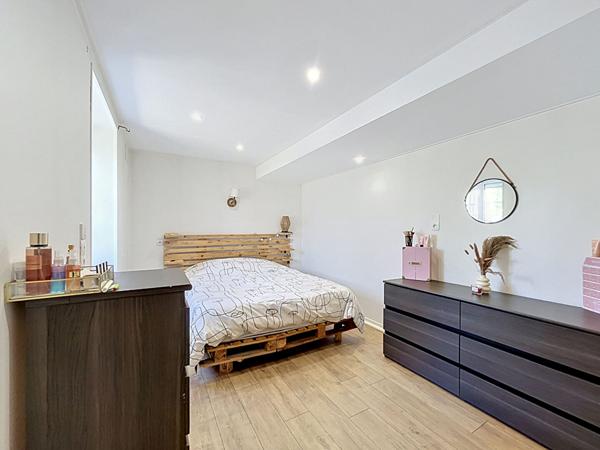 Maison à vendre de 81m2, deux chambres, dépendances et terrain clos de 800m2