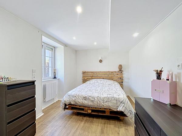Maison à vendre de 81m2, deux chambres, dépendances et terrain clos de 800m2