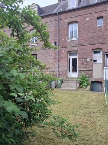 EN EXCLUSIVITE :  MAISON DE VILLE à vendre 72m2 sur 3 niveaux + cave, près du Centre-ville.

Un bien avec du potentiel proche de toutes commodités (gare SNCF, hôpital, écoles, bus et commerces).

Située dans le quartier Chanzy à DIEPPE, à 1,5km du front de mer, cette maison de ville, répartie sur 3 niveaux, présente une belle opportunité pour une 1ère acquisition ou pour un investissement locatif. Edifiée sur une parcelle cadastrée de 100m2, elle présente un beau petit jardin fort agréable aux beaux jours avec vue sur la voie Verte.

Le bien dispose d’une surface habitable de 72m2 et comprend :
-	Au rdc, une vaste entrée, un WC indépendant, une cuisine aménagée (mobilier) semi-ouverte sur le séjour-salon. De la cuisine, l’accès est direct sur le jardin donnant à l’arrière de la rue, sur la voie Verte.
-	Au 1er étage, on trouve un palier avec rangements, une SDB très spacieuse avec douche, baignoire et un 2ème WC et une belle chambre de 14 m2 et sa cheminée décorative (non fonctionnelle).
-	Au 2ème étage, une pièce palière mansardée de 6 m2 environ pouvant servir de bureau, petit salon TV ou chambre de bébé, une grande chambre 12 m2 au sol (8 m2 Carrez) à laquelle est adossé un espace de 3,5 m2 pouvant servir de dressing ou bureau.
Une cave sur la totalité de la maison complète cet ensemble, bien pratique pour rangement et stockage divers.

TRAVAUX DE RAFRAICHISSEMENT A PREVOIR.

Atouts :
-	Tout à l’égoût
-	Fenêtres double vitrage PVC récentes
-	Petit jardin à l’abri du bruit
-	Taxe foncière modérée
-	Quartier recherché pour sa localisation à proximité de toutes les commodités, de la plage et un accès facile aux principaux axes routiers, à 25min de la centrale EDF PENLY.
-	Bien libre de tout occupant.

Investisseurs, en recherche d’un bien à fort potentiel locatif à DIEPPE même, avec travaux pour bénéficier des allègements fiscaux liés aux dispositifs  ?  Dieppe "ville éligible Denormandie" ; Pour le dispositif  "Jeanbrun" à confirmer selon le projet et les conditions réglementaires en vigueur.

Contactez-moi sans tarder au 06.89.96.20.74 !