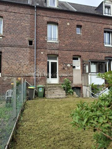EN EXCLUSIVITE :  MAISON DE VILLE à vendre 72m2 sur 3 niveaux + cave, près du Centre-ville.

Un bien avec du potentiel proche de toutes commodités (gare SNCF, hôpital, écoles, bus et commerces).

Située dans le quartier Chanzy à DIEPPE, à 1,5km du front de mer, cette maison de ville, répartie sur 3 niveaux, présente une belle opportunité pour une 1ère acquisition ou pour un investissement locatif. Edifiée sur une parcelle cadastrée de 100m2, elle présente un beau petit jardin fort agréable aux beaux jours avec vue sur la voie Verte.

Le bien dispose d’une surface habitable de 72m2 et comprend :
-	Au rdc, une vaste entrée, un WC indépendant, une cuisine aménagée (mobilier) semi-ouverte sur le séjour-salon. De la cuisine, l’accès est direct sur le jardin donnant à l’arrière de la rue, sur la voie Verte.
-	Au 1er étage, on trouve un palier avec rangements, une SDB très spacieuse avec douche, baignoire et un 2ème WC et une belle chambre de 14 m2 et sa cheminée décorative (non fonctionnelle).
-	Au 2ème étage, une pièce palière mansardée de 6 m2 environ pouvant servir de bureau, petit salon TV ou chambre de bébé, une grande chambre 12 m2 au sol (8 m2 Carrez) à laquelle est adossé un espace de 3,5 m2 pouvant servir de dressing ou bureau.
Une cave sur la totalité de la maison complète cet ensemble, bien pratique pour rangement et stockage divers.

TRAVAUX DE RAFRAICHISSEMENT A PREVOIR.

Atouts :
-	Tout à l’égoût
-	Fenêtres double vitrage PVC récentes
-	Petit jardin à l’abri du bruit
-	Taxe foncière modérée
-	Quartier recherché pour sa localisation à proximité de toutes les commodités, de la plage et un accès facile aux principaux axes routiers, à 25min de la centrale EDF PENLY.
-	Bien libre de tout occupant.

Investisseurs, en recherche d’un bien à fort potentiel locatif à DIEPPE même, avec travaux pour bénéficier des allègements fiscaux liés aux dispositifs  ?  Dieppe "ville éligible Denormandie" ; Pour le dispositif  "Jeanbrun" à confirmer selon le projet et les conditions réglementaires en vigueur.

Contactez-moi sans tarder au 06.89.96.20.74 !