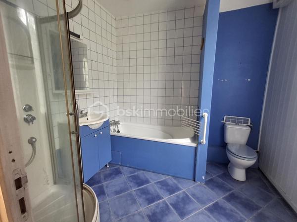 EN EXCLUSIVITE :  MAISON DE VILLE à vendre 72m2 sur 3 niveaux + cave, près du Centre-ville.

Un bien avec du potentiel proche de toutes commodités (gare SNCF, hôpital, écoles, bus et commerces).

Située dans le quartier Chanzy à DIEPPE, à 1,5km du front de mer, cette maison de ville, répartie sur 3 niveaux, présente une belle opportunité pour une 1ère acquisition ou pour un investissement locatif. Edifiée sur une parcelle cadastrée de 100m2, elle présente un beau petit jardin fort agréable aux beaux jours avec vue sur la voie Verte.

Le bien dispose d’une surface habitable de 72m2 et comprend :
-	Au rdc, une vaste entrée, un WC indépendant, une cuisine aménagée (mobilier) semi-ouverte sur le séjour-salon. De la cuisine, l’accès est direct sur le jardin donnant à l’arrière de la rue, sur la voie Verte.
-	Au 1er étage, on trouve un palier avec rangements, une SDB très spacieuse avec douche, baignoire et un 2ème WC et une belle chambre de 14 m2 et sa cheminée décorative (non fonctionnelle).
-	Au 2ème étage, une pièce palière mansardée de 6 m2 environ pouvant servir de bureau, petit salon TV ou chambre de bébé, une grande chambre 12 m2 au sol (8 m2 Carrez) à laquelle est adossé un espace de 3,5 m2 pouvant servir de dressing ou bureau.
Une cave sur la totalité de la maison complète cet ensemble, bien pratique pour rangement et stockage divers.

TRAVAUX DE RAFRAICHISSEMENT A PREVOIR.

Atouts :
-	Tout à l’égoût
-	Fenêtres double vitrage PVC récentes
-	Petit jardin à l’abri du bruit
-	Taxe foncière modérée
-	Quartier recherché pour sa localisation à proximité de toutes les commodités, de la plage et un accès facile aux principaux axes routiers, à 25min de la centrale EDF PENLY.
-	Bien libre de tout occupant.

Investisseurs, en recherche d’un bien à fort potentiel locatif à DIEPPE même, avec travaux pour bénéficier des allègements fiscaux liés aux dispositifs  ?  Dieppe "ville éligible Denormandie" ; Pour le dispositif  "Jeanbrun" à confirmer selon le projet et les conditions réglementaires en vigueur.

Contactez-moi sans tarder au 06.89.96.20.74 !