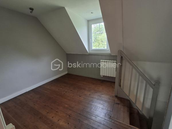 EN EXCLUSIVITE :  MAISON DE VILLE à vendre 72m2 sur 3 niveaux + cave, près du Centre-ville.

Un bien avec du potentiel proche de toutes commodités (gare SNCF, hôpital, écoles, bus et commerces).

Située dans le quartier Chanzy à DIEPPE, à 1,5km du front de mer, cette maison de ville, répartie sur 3 niveaux, présente une belle opportunité pour une 1ère acquisition ou pour un investissement locatif. Edifiée sur une parcelle cadastrée de 100m2, elle présente un beau petit jardin fort agréable aux beaux jours avec vue sur la voie Verte.

Le bien dispose d’une surface habitable de 72m2 et comprend :
-	Au rdc, une vaste entrée, un WC indépendant, une cuisine aménagée (mobilier) semi-ouverte sur le séjour-salon. De la cuisine, l’accès est direct sur le jardin donnant à l’arrière de la rue, sur la voie Verte.
-	Au 1er étage, on trouve un palier avec rangements, une SDB très spacieuse avec douche, baignoire et un 2ème WC et une belle chambre de 14 m2 et sa cheminée décorative (non fonctionnelle).
-	Au 2ème étage, une pièce palière mansardée de 6 m2 environ pouvant servir de bureau, petit salon TV ou chambre de bébé, une grande chambre 12 m2 au sol (8 m2 Carrez) à laquelle est adossé un espace de 3,5 m2 pouvant servir de dressing ou bureau.
Une cave sur la totalité de la maison complète cet ensemble, bien pratique pour rangement et stockage divers.

TRAVAUX DE RAFRAICHISSEMENT A PREVOIR.

Atouts :
-	Tout à l’égoût
-	Fenêtres double vitrage PVC récentes
-	Petit jardin à l’abri du bruit
-	Taxe foncière modérée
-	Quartier recherché pour sa localisation à proximité de toutes les commodités, de la plage et un accès facile aux principaux axes routiers, à 25min de la centrale EDF PENLY.
-	Bien libre de tout occupant.

Investisseurs, en recherche d’un bien à fort potentiel locatif à DIEPPE même, avec travaux pour bénéficier des allègements fiscaux liés aux dispositifs  ?  Dieppe "ville éligible Denormandie" ; Pour le dispositif  "Jeanbrun" à confirmer selon le projet et les conditions réglementaires en vigueur.

Contactez-moi sans tarder au 06.89.96.20.74 !