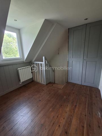 EN EXCLUSIVITE :  MAISON DE VILLE à vendre 72m2 sur 3 niveaux + cave, près du Centre-ville.

Un bien avec du potentiel proche de toutes commodités (gare SNCF, hôpital, écoles, bus et commerces).

Située dans le quartier Chanzy à DIEPPE, à 1,5km du front de mer, cette maison de ville, répartie sur 3 niveaux, présente une belle opportunité pour une 1ère acquisition ou pour un investissement locatif. Edifiée sur une parcelle cadastrée de 100m2, elle présente un beau petit jardin fort agréable aux beaux jours avec vue sur la voie Verte.

Le bien dispose d’une surface habitable de 72m2 et comprend :
-	Au rdc, une vaste entrée, un WC indépendant, une cuisine aménagée (mobilier) semi-ouverte sur le séjour-salon. De la cuisine, l’accès est direct sur le jardin donnant à l’arrière de la rue, sur la voie Verte.
-	Au 1er étage, on trouve un palier avec rangements, une SDB très spacieuse avec douche, baignoire et un 2ème WC et une belle chambre de 14 m2 et sa cheminée décorative (non fonctionnelle).
-	Au 2ème étage, une pièce palière mansardée de 6 m2 environ pouvant servir de bureau, petit salon TV ou chambre de bébé, une grande chambre 12 m2 au sol (8 m2 Carrez) à laquelle est adossé un espace de 3,5 m2 pouvant servir de dressing ou bureau.
Une cave sur la totalité de la maison complète cet ensemble, bien pratique pour rangement et stockage divers.

TRAVAUX DE RAFRAICHISSEMENT A PREVOIR.

Atouts :
-	Tout à l’égoût
-	Fenêtres double vitrage PVC récentes
-	Petit jardin à l’abri du bruit
-	Taxe foncière modérée
-	Quartier recherché pour sa localisation à proximité de toutes les commodités, de la plage et un accès facile aux principaux axes routiers, à 25min de la centrale EDF PENLY.
-	Bien libre de tout occupant.

Investisseurs, en recherche d’un bien à fort potentiel locatif à DIEPPE même, avec travaux pour bénéficier des allègements fiscaux liés aux dispositifs  ?  Dieppe "ville éligible Denormandie" ; Pour le dispositif  "Jeanbrun" à confirmer selon le projet et les conditions réglementaires en vigueur.

Contactez-moi sans tarder au 06.89.96.20.74 !