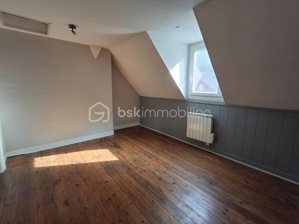 EN EXCLUSIVITE :  MAISON DE VILLE à vendre 72m2 sur 3 niveaux + cave, près du Centre-ville.

Un bien avec du potentiel proche de toutes commodités (gare SNCF, hôpital, écoles, bus et commerces).

Située dans le quartier Chanzy à DIEPPE, à 1,5km du front de mer, cette maison de ville, répartie sur 3 niveaux, présente une belle opportunité pour une 1ère acquisition ou pour un investissement locatif. Edifiée sur une parcelle cadastrée de 100m2, elle présente un beau petit jardin fort agréable aux beaux jours avec vue sur la voie Verte.

Le bien dispose d’une surface habitable de 72m2 et comprend :
-	Au rdc, une vaste entrée, un WC indépendant, une cuisine aménagée (mobilier) semi-ouverte sur le séjour-salon. De la cuisine, l’accès est direct sur le jardin donnant à l’arrière de la rue, sur la voie Verte.
-	Au 1er étage, on trouve un palier avec rangements, une SDB très spacieuse avec douche, baignoire et un 2ème WC et une belle chambre de 14 m2 et sa cheminée décorative (non fonctionnelle).
-	Au 2ème étage, une pièce palière mansardée de 6 m2 environ pouvant servir de bureau, petit salon TV ou chambre de bébé, une grande chambre 12 m2 au sol (8 m2 Carrez) à laquelle est adossé un espace de 3,5 m2 pouvant servir de dressing ou bureau.
Une cave sur la totalité de la maison complète cet ensemble, bien pratique pour rangement et stockage divers.

TRAVAUX DE RAFRAICHISSEMENT A PREVOIR.

Atouts :
-	Tout à l’égoût
-	Fenêtres double vitrage PVC récentes
-	Petit jardin à l’abri du bruit
-	Taxe foncière modérée
-	Quartier recherché pour sa localisation à proximité de toutes les commodités, de la plage et un accès facile aux principaux axes routiers, à 25min de la centrale EDF PENLY.
-	Bien libre de tout occupant.

Investisseurs, en recherche d’un bien à fort potentiel locatif à DIEPPE même, avec travaux pour bénéficier des allègements fiscaux liés aux dispositifs  ?  Dieppe "ville éligible Denormandie" ; Pour le dispositif  "Jeanbrun" à confirmer selon le projet et les conditions réglementaires en vigueur.

Contactez-moi sans tarder au 06.89.96.20.74 !