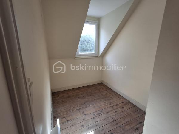 EN EXCLUSIVITE :  MAISON DE VILLE à vendre 72m2 sur 3 niveaux + cave, près du Centre-ville.

Un bien avec du potentiel proche de toutes commodités (gare SNCF, hôpital, écoles, bus et commerces).

Située dans le quartier Chanzy à DIEPPE, à 1,5km du front de mer, cette maison de ville, répartie sur 3 niveaux, présente une belle opportunité pour une 1ère acquisition ou pour un investissement locatif. Edifiée sur une parcelle cadastrée de 100m2, elle présente un beau petit jardin fort agréable aux beaux jours avec vue sur la voie Verte.

Le bien dispose d’une surface habitable de 72m2 et comprend :
-	Au rdc, une vaste entrée, un WC indépendant, une cuisine aménagée (mobilier) semi-ouverte sur le séjour-salon. De la cuisine, l’accès est direct sur le jardin donnant à l’arrière de la rue, sur la voie Verte.
-	Au 1er étage, on trouve un palier avec rangements, une SDB très spacieuse avec douche, baignoire et un 2ème WC et une belle chambre de 14 m2 et sa cheminée décorative (non fonctionnelle).
-	Au 2ème étage, une pièce palière mansardée de 6 m2 environ pouvant servir de bureau, petit salon TV ou chambre de bébé, une grande chambre 12 m2 au sol (8 m2 Carrez) à laquelle est adossé un espace de 3,5 m2 pouvant servir de dressing ou bureau.
Une cave sur la totalité de la maison complète cet ensemble, bien pratique pour rangement et stockage divers.

TRAVAUX DE RAFRAICHISSEMENT A PREVOIR.

Atouts :
-	Tout à l’égoût
-	Fenêtres double vitrage PVC récentes
-	Petit jardin à l’abri du bruit
-	Taxe foncière modérée
-	Quartier recherché pour sa localisation à proximité de toutes les commodités, de la plage et un accès facile aux principaux axes routiers, à 25min de la centrale EDF PENLY.
-	Bien libre de tout occupant.

Investisseurs, en recherche d’un bien à fort potentiel locatif à DIEPPE même, avec travaux pour bénéficier des allègements fiscaux liés aux dispositifs  ?  Dieppe "ville éligible Denormandie" ; Pour le dispositif  "Jeanbrun" à confirmer selon le projet et les conditions réglementaires en vigueur.

Contactez-moi sans tarder au 06.89.96.20.74 !
