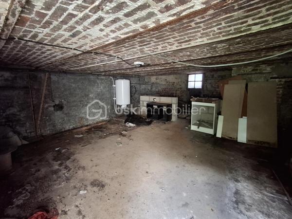 EN EXCLUSIVITE :  MAISON DE VILLE à vendre 72m2 sur 3 niveaux + cave, près du Centre-ville.

Un bien avec du potentiel proche de toutes commodités (gare SNCF, hôpital, écoles, bus et commerces).

Située dans le quartier Chanzy à DIEPPE, à 1,5km du front de mer, cette maison de ville, répartie sur 3 niveaux, présente une belle opportunité pour une 1ère acquisition ou pour un investissement locatif. Edifiée sur une parcelle cadastrée de 100m2, elle présente un beau petit jardin fort agréable aux beaux jours avec vue sur la voie Verte.

Le bien dispose d’une surface habitable de 72m2 et comprend :
-	Au rdc, une vaste entrée, un WC indépendant, une cuisine aménagée (mobilier) semi-ouverte sur le séjour-salon. De la cuisine, l’accès est direct sur le jardin donnant à l’arrière de la rue, sur la voie Verte.
-	Au 1er étage, on trouve un palier avec rangements, une SDB très spacieuse avec douche, baignoire et un 2ème WC et une belle chambre de 14 m2 et sa cheminée décorative (non fonctionnelle).
-	Au 2ème étage, une pièce palière mansardée de 6 m2 environ pouvant servir de bureau, petit salon TV ou chambre de bébé, une grande chambre 12 m2 au sol (8 m2 Carrez) à laquelle est adossé un espace de 3,5 m2 pouvant servir de dressing ou bureau.
Une cave sur la totalité de la maison complète cet ensemble, bien pratique pour rangement et stockage divers.

TRAVAUX DE RAFRAICHISSEMENT A PREVOIR.

Atouts :
-	Tout à l’égoût
-	Fenêtres double vitrage PVC récentes
-	Petit jardin à l’abri du bruit
-	Taxe foncière modérée
-	Quartier recherché pour sa localisation à proximité de toutes les commodités, de la plage et un accès facile aux principaux axes routiers, à 25min de la centrale EDF PENLY.
-	Bien libre de tout occupant.

Investisseurs, en recherche d’un bien à fort potentiel locatif à DIEPPE même, avec travaux pour bénéficier des allègements fiscaux liés aux dispositifs  ?  Dieppe "ville éligible Denormandie" ; Pour le dispositif  "Jeanbrun" à confirmer selon le projet et les conditions réglementaires en vigueur.

Contactez-moi sans tarder au 06.89.96.20.74 !