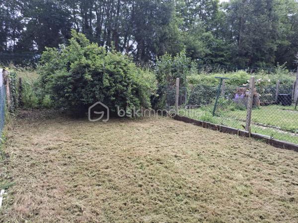 EN EXCLUSIVITE :  MAISON DE VILLE à vendre 72m2 sur 3 niveaux + cave, près du Centre-ville.

Un bien avec du potentiel proche de toutes commodités (gare SNCF, hôpital, écoles, bus et commerces).

Située dans le quartier Chanzy à DIEPPE, à 1,5km du front de mer, cette maison de ville, répartie sur 3 niveaux, présente une belle opportunité pour une 1ère acquisition ou pour un investissement locatif. Edifiée sur une parcelle cadastrée de 100m2, elle présente un beau petit jardin fort agréable aux beaux jours avec vue sur la voie Verte.

Le bien dispose d’une surface habitable de 72m2 et comprend :
-	Au rdc, une vaste entrée, un WC indépendant, une cuisine aménagée (mobilier) semi-ouverte sur le séjour-salon. De la cuisine, l’accès est direct sur le jardin donnant à l’arrière de la rue, sur la voie Verte.
-	Au 1er étage, on trouve un palier avec rangements, une SDB très spacieuse avec douche, baignoire et un 2ème WC et une belle chambre de 14 m2 et sa cheminée décorative (non fonctionnelle).
-	Au 2ème étage, une pièce palière mansardée de 6 m2 environ pouvant servir de bureau, petit salon TV ou chambre de bébé, une grande chambre 12 m2 au sol (8 m2 Carrez) à laquelle est adossé un espace de 3,5 m2 pouvant servir de dressing ou bureau.
Une cave sur la totalité de la maison complète cet ensemble, bien pratique pour rangement et stockage divers.

TRAVAUX DE RAFRAICHISSEMENT A PREVOIR.

Atouts :
-	Tout à l’égoût
-	Fenêtres double vitrage PVC récentes
-	Petit jardin à l’abri du bruit
-	Taxe foncière modérée
-	Quartier recherché pour sa localisation à proximité de toutes les commodités, de la plage et un accès facile aux principaux axes routiers, à 25min de la centrale EDF PENLY.
-	Bien libre de tout occupant.

Investisseurs, en recherche d’un bien à fort potentiel locatif à DIEPPE même, avec travaux pour bénéficier des allègements fiscaux liés aux dispositifs  ?  Dieppe "ville éligible Denormandie" ; Pour le dispositif  "Jeanbrun" à confirmer selon le projet et les conditions réglementaires en vigueur.

Contactez-moi sans tarder au 06.89.96.20.74 !