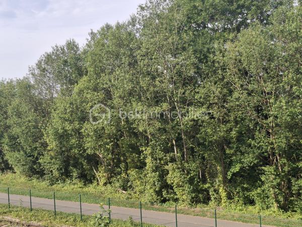 EN EXCLUSIVITE :  MAISON DE VILLE à vendre 72m2 sur 3 niveaux + cave, près du Centre-ville.

Un bien avec du potentiel proche de toutes commodités (gare SNCF, hôpital, écoles, bus et commerces).

Située dans le quartier Chanzy à DIEPPE, à 1,5km du front de mer, cette maison de ville, répartie sur 3 niveaux, présente une belle opportunité pour une 1ère acquisition ou pour un investissement locatif. Edifiée sur une parcelle cadastrée de 100m2, elle présente un beau petit jardin fort agréable aux beaux jours avec vue sur la voie Verte.

Le bien dispose d’une surface habitable de 72m2 et comprend :
-	Au rdc, une vaste entrée, un WC indépendant, une cuisine aménagée (mobilier) semi-ouverte sur le séjour-salon. De la cuisine, l’accès est direct sur le jardin donnant à l’arrière de la rue, sur la voie Verte.
-	Au 1er étage, on trouve un palier avec rangements, une SDB très spacieuse avec douche, baignoire et un 2ème WC et une belle chambre de 14 m2 et sa cheminée décorative (non fonctionnelle).
-	Au 2ème étage, une pièce palière mansardée de 6 m2 environ pouvant servir de bureau, petit salon TV ou chambre de bébé, une grande chambre 12 m2 au sol (8 m2 Carrez) à laquelle est adossé un espace de 3,5 m2 pouvant servir de dressing ou bureau.
Une cave sur la totalité de la maison complète cet ensemble, bien pratique pour rangement et stockage divers.

TRAVAUX DE RAFRAICHISSEMENT A PREVOIR.

Atouts :
-	Tout à l’égoût
-	Fenêtres double vitrage PVC récentes
-	Petit jardin à l’abri du bruit
-	Taxe foncière modérée
-	Quartier recherché pour sa localisation à proximité de toutes les commodités, de la plage et un accès facile aux principaux axes routiers, à 25min de la centrale EDF PENLY.
-	Bien libre de tout occupant.

Investisseurs, en recherche d’un bien à fort potentiel locatif à DIEPPE même, avec travaux pour bénéficier des allègements fiscaux liés aux dispositifs  ?  Dieppe "ville éligible Denormandie" ; Pour le dispositif  "Jeanbrun" à confirmer selon le projet et les conditions réglementaires en vigueur.

Contactez-moi sans tarder au 06.89.96.20.74 !