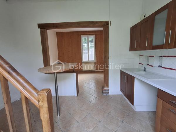 EN EXCLUSIVITE :  MAISON DE VILLE à vendre 72m2 sur 3 niveaux + cave, près du Centre-ville.

Un bien avec du potentiel proche de toutes commodités (gare SNCF, hôpital, écoles, bus et commerces).

Située dans le quartier Chanzy à DIEPPE, à 1,5km du front de mer, cette maison de ville, répartie sur 3 niveaux, présente une belle opportunité pour une 1ère acquisition ou pour un investissement locatif. Edifiée sur une parcelle cadastrée de 100m2, elle présente un beau petit jardin fort agréable aux beaux jours avec vue sur la voie Verte.

Le bien dispose d’une surface habitable de 72m2 et comprend :
-	Au rdc, une vaste entrée, un WC indépendant, une cuisine aménagée (mobilier) semi-ouverte sur le séjour-salon. De la cuisine, l’accès est direct sur le jardin donnant à l’arrière de la rue, sur la voie Verte.
-	Au 1er étage, on trouve un palier avec rangements, une SDB très spacieuse avec douche, baignoire et un 2ème WC et une belle chambre de 14 m2 et sa cheminée décorative (non fonctionnelle).
-	Au 2ème étage, une pièce palière mansardée de 6 m2 environ pouvant servir de bureau, petit salon TV ou chambre de bébé, une grande chambre 12 m2 au sol (8 m2 Carrez) à laquelle est adossé un espace de 3,5 m2 pouvant servir de dressing ou bureau.
Une cave sur la totalité de la maison complète cet ensemble, bien pratique pour rangement et stockage divers.

TRAVAUX DE RAFRAICHISSEMENT A PREVOIR.

Atouts :
-	Tout à l’égoût
-	Fenêtres double vitrage PVC récentes
-	Petit jardin à l’abri du bruit
-	Taxe foncière modérée
-	Quartier recherché pour sa localisation à proximité de toutes les commodités, de la plage et un accès facile aux principaux axes routiers, à 25min de la centrale EDF PENLY.
-	Bien libre de tout occupant.

Investisseurs, en recherche d’un bien à fort potentiel locatif à DIEPPE même, avec travaux pour bénéficier des allègements fiscaux liés aux dispositifs  ?  Dieppe "ville éligible Denormandie" ; Pour le dispositif  "Jeanbrun" à confirmer selon le projet et les conditions réglementaires en vigueur.

Contactez-moi sans tarder au 06.89.96.20.74 !