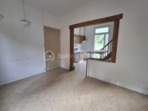 EN EXCLUSIVITE :  MAISON DE VILLE à vendre 72m2 sur 3 niveaux + cave, près du Centre-ville.

Un bien avec du potentiel proche de toutes commodités (gare SNCF, hôpital, écoles, bus et commerces).

Située dans le quartier Chanzy à DIEPPE, à 1,5km du front de mer, cette maison de ville, répartie sur 3 niveaux, présente une belle opportunité pour une 1ère acquisition ou pour un investissement locatif. Edifiée sur une parcelle cadastrée de 100m2, elle présente un beau petit jardin fort agréable aux beaux jours avec vue sur la voie Verte.

Le bien dispose d’une surface habitable de 72m2 et comprend :
-	Au rdc, une vaste entrée, un WC indépendant, une cuisine aménagée (mobilier) semi-ouverte sur le séjour-salon. De la cuisine, l’accès est direct sur le jardin donnant à l’arrière de la rue, sur la voie Verte.
-	Au 1er étage, on trouve un palier avec rangements, une SDB très spacieuse avec douche, baignoire et un 2ème WC et une belle chambre de 14 m2 et sa cheminée décorative (non fonctionnelle).
-	Au 2ème étage, une pièce palière mansardée de 6 m2 environ pouvant servir de bureau, petit salon TV ou chambre de bébé, une grande chambre 12 m2 au sol (8 m2 Carrez) à laquelle est adossé un espace de 3,5 m2 pouvant servir de dressing ou bureau.
Une cave sur la totalité de la maison complète cet ensemble, bien pratique pour rangement et stockage divers.

TRAVAUX DE RAFRAICHISSEMENT A PREVOIR.

Atouts :
-	Tout à l’égoût
-	Fenêtres double vitrage PVC récentes
-	Petit jardin à l’abri du bruit
-	Taxe foncière modérée
-	Quartier recherché pour sa localisation à proximité de toutes les commodités, de la plage et un accès facile aux principaux axes routiers, à 25min de la centrale EDF PENLY.
-	Bien libre de tout occupant.

Investisseurs, en recherche d’un bien à fort potentiel locatif à DIEPPE même, avec travaux pour bénéficier des allègements fiscaux liés aux dispositifs  ?  Dieppe "ville éligible Denormandie" ; Pour le dispositif  "Jeanbrun" à confirmer selon le projet et les conditions réglementaires en vigueur.

Contactez-moi sans tarder au 06.89.96.20.74 !