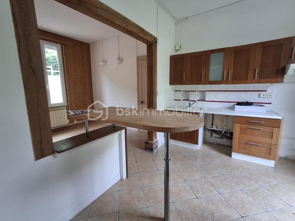 EN EXCLUSIVITE :  MAISON DE VILLE à vendre 72m2 sur 3 niveaux + cave, près du Centre-ville.

Un bien avec du potentiel proche de toutes commodités (gare SNCF, hôpital, écoles, bus et commerces).

Située dans le quartier Chanzy à DIEPPE, à 1,5km du front de mer, cette maison de ville, répartie sur 3 niveaux, présente une belle opportunité pour une 1ère acquisition ou pour un investissement locatif. Edifiée sur une parcelle cadastrée de 100m2, elle présente un beau petit jardin fort agréable aux beaux jours avec vue sur la voie Verte.

Le bien dispose d’une surface habitable de 72m2 et comprend :
-	Au rdc, une vaste entrée, un WC indépendant, une cuisine aménagée (mobilier) semi-ouverte sur le séjour-salon. De la cuisine, l’accès est direct sur le jardin donnant à l’arrière de la rue, sur la voie Verte.
-	Au 1er étage, on trouve un palier avec rangements, une SDB très spacieuse avec douche, baignoire et un 2ème WC et une belle chambre de 14 m2 et sa cheminée décorative (non fonctionnelle).
-	Au 2ème étage, une pièce palière mansardée de 6 m2 environ pouvant servir de bureau, petit salon TV ou chambre de bébé, une grande chambre 12 m2 au sol (8 m2 Carrez) à laquelle est adossé un espace de 3,5 m2 pouvant servir de dressing ou bureau.
Une cave sur la totalité de la maison complète cet ensemble, bien pratique pour rangement et stockage divers.

TRAVAUX DE RAFRAICHISSEMENT A PREVOIR.

Atouts :
-	Tout à l’égoût
-	Fenêtres double vitrage PVC récentes
-	Petit jardin à l’abri du bruit
-	Taxe foncière modérée
-	Quartier recherché pour sa localisation à proximité de toutes les commodités, de la plage et un accès facile aux principaux axes routiers, à 25min de la centrale EDF PENLY.
-	Bien libre de tout occupant.

Investisseurs, en recherche d’un bien à fort potentiel locatif à DIEPPE même, avec travaux pour bénéficier des allègements fiscaux liés aux dispositifs  ?  Dieppe "ville éligible Denormandie" ; Pour le dispositif  "Jeanbrun" à confirmer selon le projet et les conditions réglementaires en vigueur.

Contactez-moi sans tarder au 06.89.96.20.74 !