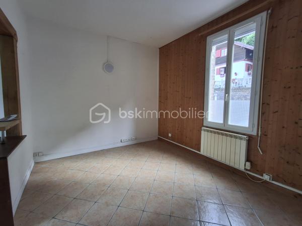 EN EXCLUSIVITE :  MAISON DE VILLE à vendre 72m2 sur 3 niveaux + cave, près du Centre-ville.

Un bien avec du potentiel proche de toutes commodités (gare SNCF, hôpital, écoles, bus et commerces).

Située dans le quartier Chanzy à DIEPPE, à 1,5km du front de mer, cette maison de ville, répartie sur 3 niveaux, présente une belle opportunité pour une 1ère acquisition ou pour un investissement locatif. Edifiée sur une parcelle cadastrée de 100m2, elle présente un beau petit jardin fort agréable aux beaux jours avec vue sur la voie Verte.

Le bien dispose d’une surface habitable de 72m2 et comprend :
-	Au rdc, une vaste entrée, un WC indépendant, une cuisine aménagée (mobilier) semi-ouverte sur le séjour-salon. De la cuisine, l’accès est direct sur le jardin donnant à l’arrière de la rue, sur la voie Verte.
-	Au 1er étage, on trouve un palier avec rangements, une SDB très spacieuse avec douche, baignoire et un 2ème WC et une belle chambre de 14 m2 et sa cheminée décorative (non fonctionnelle).
-	Au 2ème étage, une pièce palière mansardée de 6 m2 environ pouvant servir de bureau, petit salon TV ou chambre de bébé, une grande chambre 12 m2 au sol (8 m2 Carrez) à laquelle est adossé un espace de 3,5 m2 pouvant servir de dressing ou bureau.
Une cave sur la totalité de la maison complète cet ensemble, bien pratique pour rangement et stockage divers.

TRAVAUX DE RAFRAICHISSEMENT A PREVOIR.

Atouts :
-	Tout à l’égoût
-	Fenêtres double vitrage PVC récentes
-	Petit jardin à l’abri du bruit
-	Taxe foncière modérée
-	Quartier recherché pour sa localisation à proximité de toutes les commodités, de la plage et un accès facile aux principaux axes routiers, à 25min de la centrale EDF PENLY.
-	Bien libre de tout occupant.

Investisseurs, en recherche d’un bien à fort potentiel locatif à DIEPPE même, avec travaux pour bénéficier des allègements fiscaux liés aux dispositifs  ?  Dieppe "ville éligible Denormandie" ; Pour le dispositif  "Jeanbrun" à confirmer selon le projet et les conditions réglementaires en vigueur.

Contactez-moi sans tarder au 06.89.96.20.74 !