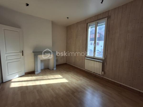 EN EXCLUSIVITE :  MAISON DE VILLE à vendre 72m2 sur 3 niveaux + cave, près du Centre-ville.

Un bien avec du potentiel proche de toutes commodités (gare SNCF, hôpital, écoles, bus et commerces).

Située dans le quartier Chanzy à DIEPPE, à 1,5km du front de mer, cette maison de ville, répartie sur 3 niveaux, présente une belle opportunité pour une 1ère acquisition ou pour un investissement locatif. Edifiée sur une parcelle cadastrée de 100m2, elle présente un beau petit jardin fort agréable aux beaux jours avec vue sur la voie Verte.

Le bien dispose d’une surface habitable de 72m2 et comprend :
-	Au rdc, une vaste entrée, un WC indépendant, une cuisine aménagée (mobilier) semi-ouverte sur le séjour-salon. De la cuisine, l’accès est direct sur le jardin donnant à l’arrière de la rue, sur la voie Verte.
-	Au 1er étage, on trouve un palier avec rangements, une SDB très spacieuse avec douche, baignoire et un 2ème WC et une belle chambre de 14 m2 et sa cheminée décorative (non fonctionnelle).
-	Au 2ème étage, une pièce palière mansardée de 6 m2 environ pouvant servir de bureau, petit salon TV ou chambre de bébé, une grande chambre 12 m2 au sol (8 m2 Carrez) à laquelle est adossé un espace de 3,5 m2 pouvant servir de dressing ou bureau.
Une cave sur la totalité de la maison complète cet ensemble, bien pratique pour rangement et stockage divers.

TRAVAUX DE RAFRAICHISSEMENT A PREVOIR.

Atouts :
-	Tout à l’égoût
-	Fenêtres double vitrage PVC récentes
-	Petit jardin à l’abri du bruit
-	Taxe foncière modérée
-	Quartier recherché pour sa localisation à proximité de toutes les commodités, de la plage et un accès facile aux principaux axes routiers, à 25min de la centrale EDF PENLY.
-	Bien libre de tout occupant.

Investisseurs, en recherche d’un bien à fort potentiel locatif à DIEPPE même, avec travaux pour bénéficier des allègements fiscaux liés aux dispositifs  ?  Dieppe "ville éligible Denormandie" ; Pour le dispositif  "Jeanbrun" à confirmer selon le projet et les conditions réglementaires en vigueur.

Contactez-moi sans tarder au 06.89.96.20.74 !
