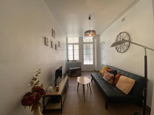 A VENDRE CHARMANT T2// CENTRE HISTORIQUE// COUR COMMUNE ET CAVE