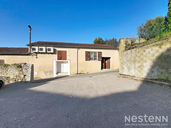 À vendre, bâtiment de plain-pied de 220 m² au coeur du centre-ville historique de Condom, à proximité immédiate des commodités à pied