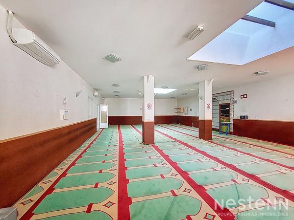 À vendre, bâtiment de plain-pied de 220 m² au coeur du centre-ville historique de Condom, à proximité immédiate des commodités à pied