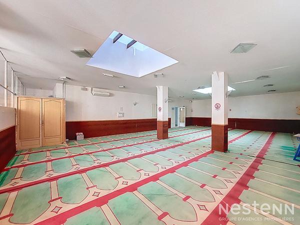 À vendre, bâtiment de plain-pied de 220 m² au coeur du centre-ville historique de Condom, à proximité immédiate des commodités à pied