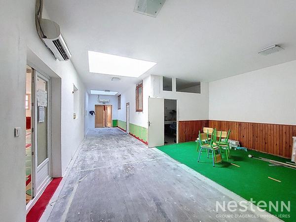 À vendre, bâtiment de plain-pied de 220 m² au coeur du centre-ville historique de Condom, à proximité immédiate des commodités à pied