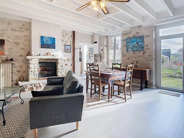 Venez découvrir sans plus tarder cette charmante maison idéalement située à proximité immédiate du bourg, à seulement 7 minutes de l'axe Nantes?Cholet et 15 minutes de Clisson.