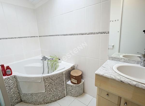 Venez découvrir sans plus tarder cette charmante maison idéalement située à proximité immédiate du bourg, à seulement 7 minutes de l'axe Nantes?Cholet et 15 minutes de Clisson.