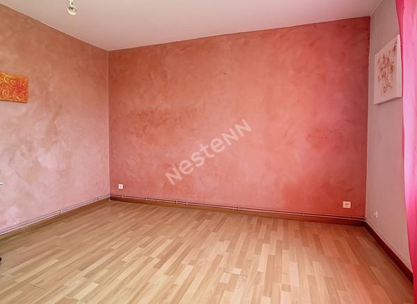 Venez découvrir sans plus tarder cette charmante maison idéalement située à proximité immédiate du bourg, à seulement 7 minutes de l'axe Nantes?Cholet et 15 minutes de Clisson.