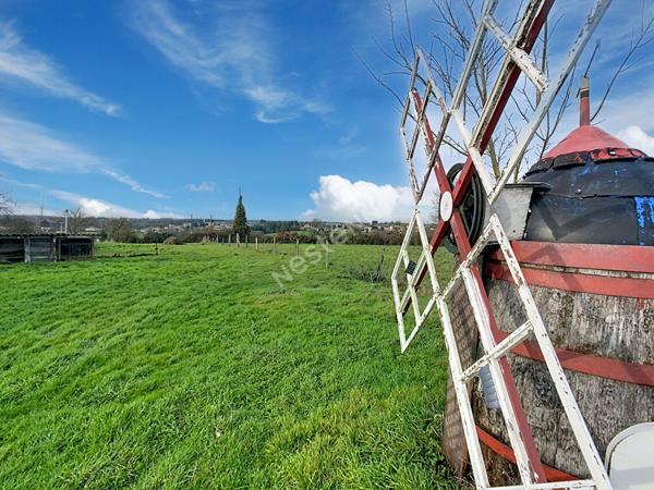 Venez découvrir sans plus tarder cette charmante maison idéalement située à proximité immédiate du bourg, à seulement 7 minutes de l'axe Nantes?Cholet et 15 minutes de Clisson.