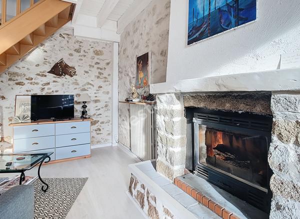 Venez découvrir sans plus tarder cette charmante maison idéalement située à proximité immédiate du bourg, à seulement 7 minutes de l'axe Nantes?Cholet et 15 minutes de Clisson.